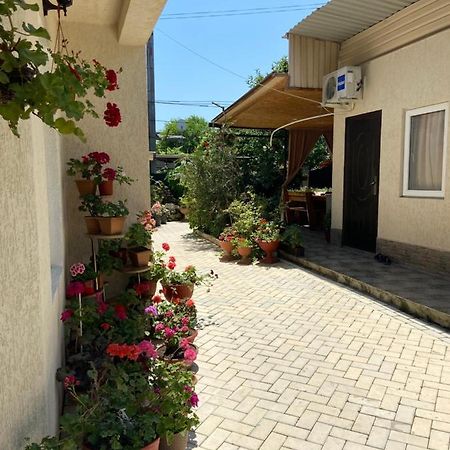 Уютный Дворик Sukhumi Exterior foto